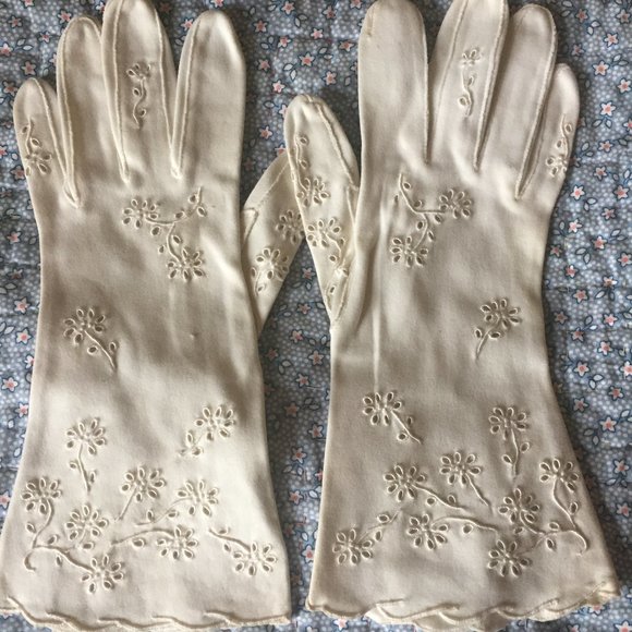 Vintage Accessories - Vintage White Gloves With Eyelet Design